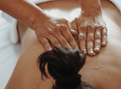 Rueckenmassage mit Fokus auf den oberen Ruecken.