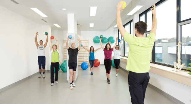 Gruppentraining in der Therme Wien Fitness mit Baellen in der Hand