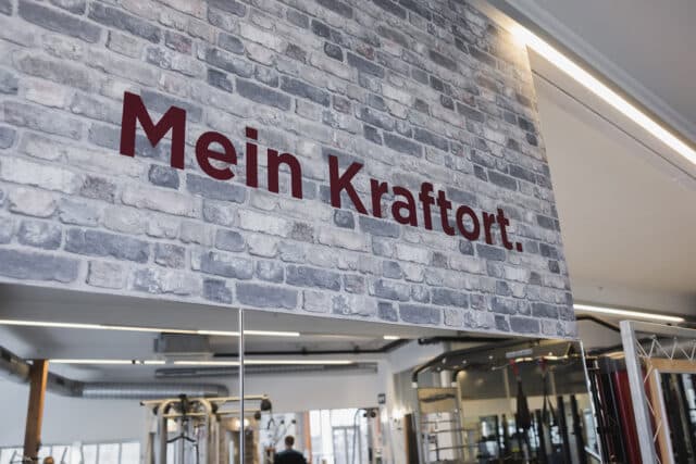 Mein Kraftort Schriftzug in der Therme Wien Fitness. 061