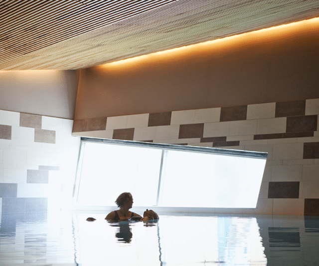 Eine Frau und ein Mann beim Entspannungsbad in der therme wien. Sie machen WASSERSHIATSU.