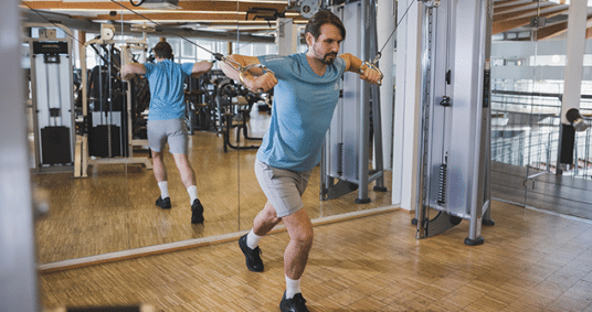 Mann macht Cable Flies in der Therme Wien Fitness.