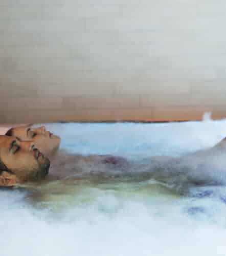 Paar entspannt im Wasser des Sprudelbeckens in der Therme Wien.