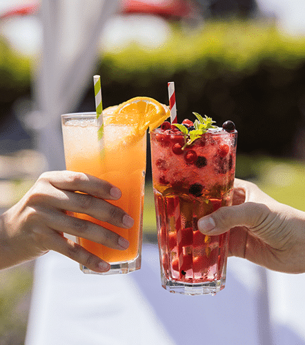 Erfrischende Cocktails vom Cocktailvan der Therme Wien im Aussenbereich.