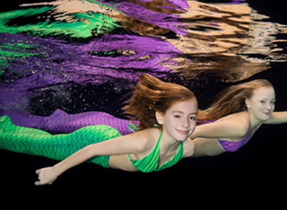 Zwei junge Mädchen beim Mermaiding, dem Meerjungfrauen Workshop der Therme Wien