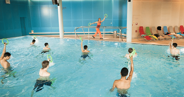 Schulklasse bei der Aquagymnastik in der Therme Wien.