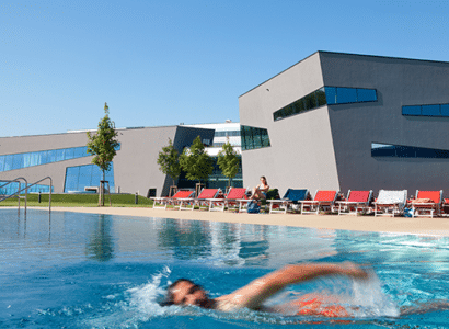 Mann krault im 25 Meter langen Sportbecken der Therme Wien