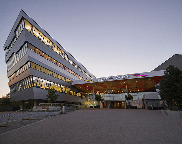 Therme Wien Rampe in Abendstimmung.