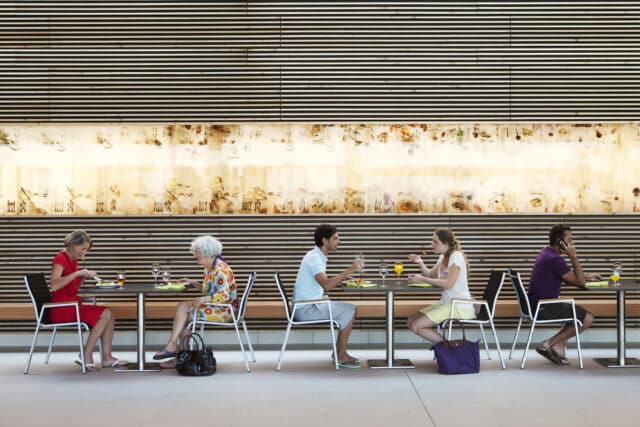 Menschen speisen in der Therme Wien Gastronomie im Aussenbereich.