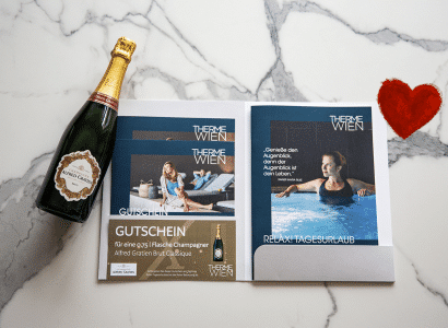 Folder mit Champagner zur Valentinstagaktion der Therme Wien