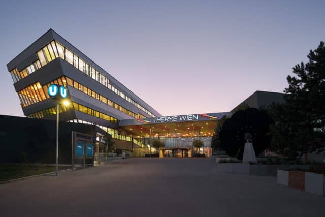 Die Rampe beim Eingang der Therme Wien im Abendlicht