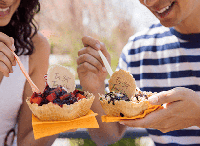 Waffeln mit eis und beeren in der Therme Wien