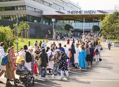 Die Schlange vor der Therme Wien beim Bademanteltag