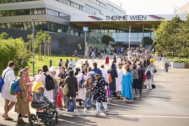 Die Schlange vor der Therme Wien beim Bademanteltag