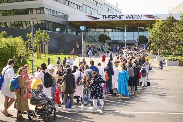 Die Schlange vor der Therme Wien beim Bademanteltag