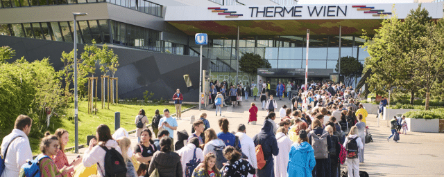 Die Schlange voller Menschen im Bademantel beim Wiener Bademanteltag der Therme Wien